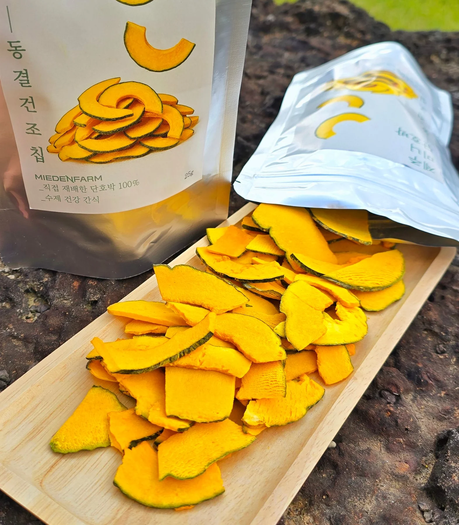 Kabocha chips and a bag on a wooden cutting board (photo by MIEDEN FARM)