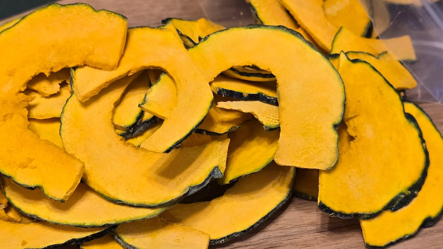 Close-up of mini kabocha freeze-dried chips (photo by MIEDEN FARM)