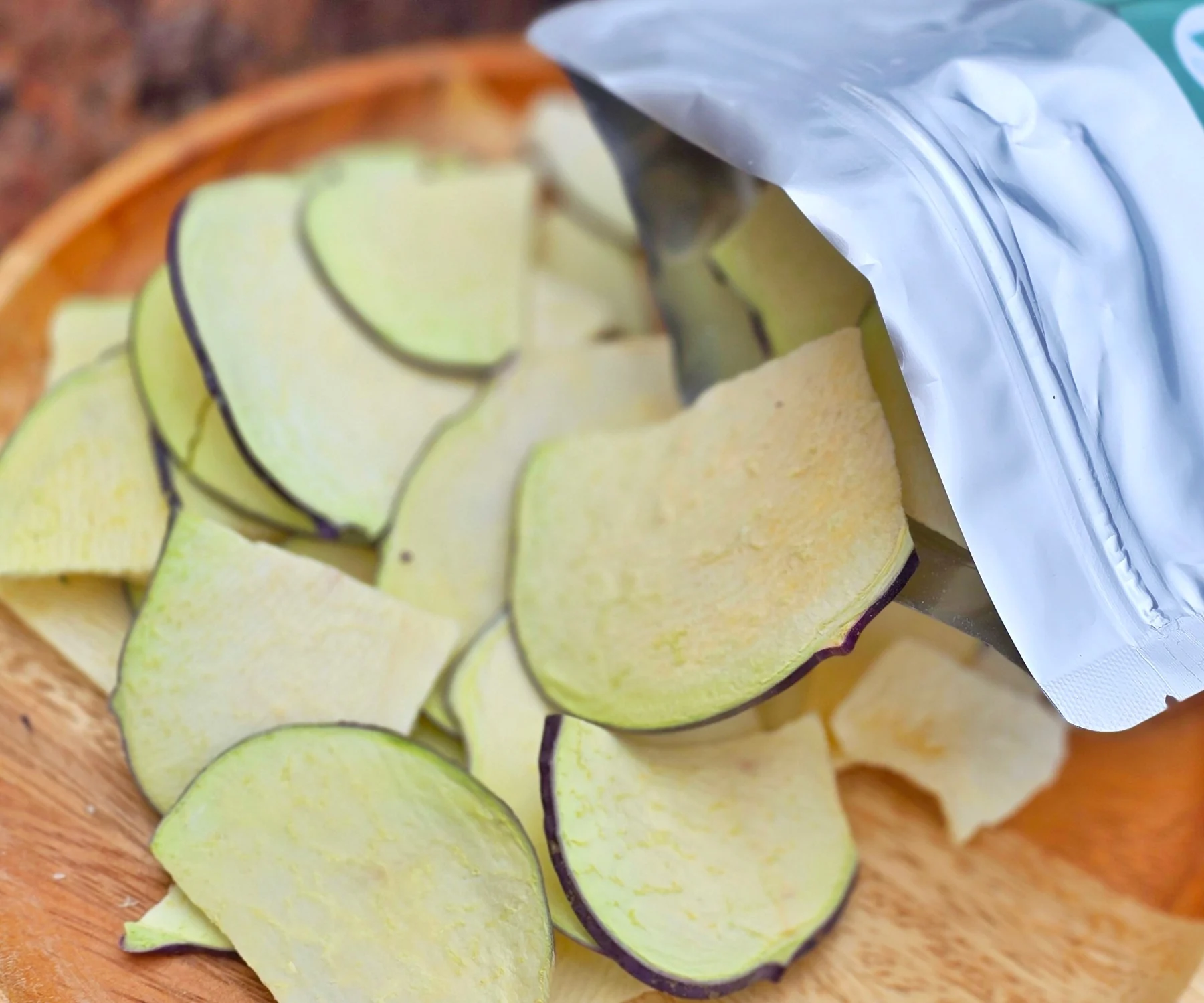 Kohlrabi chips poured onto a wooden plate (photo by MIEDEN FARM)