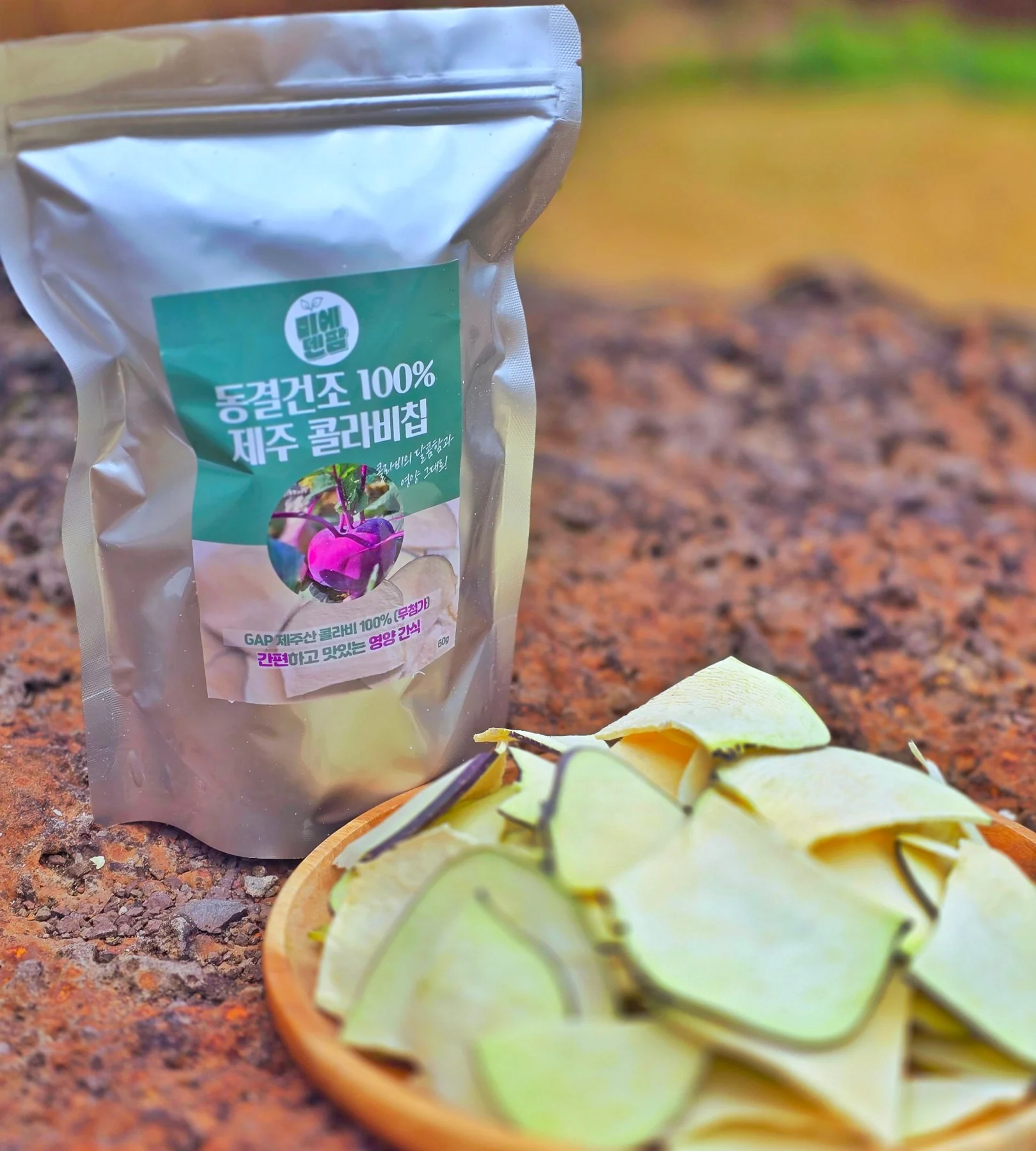 A bag of kohlrabi chips and kohlrabi chips on a plate (photo by MIEDEN FARM)